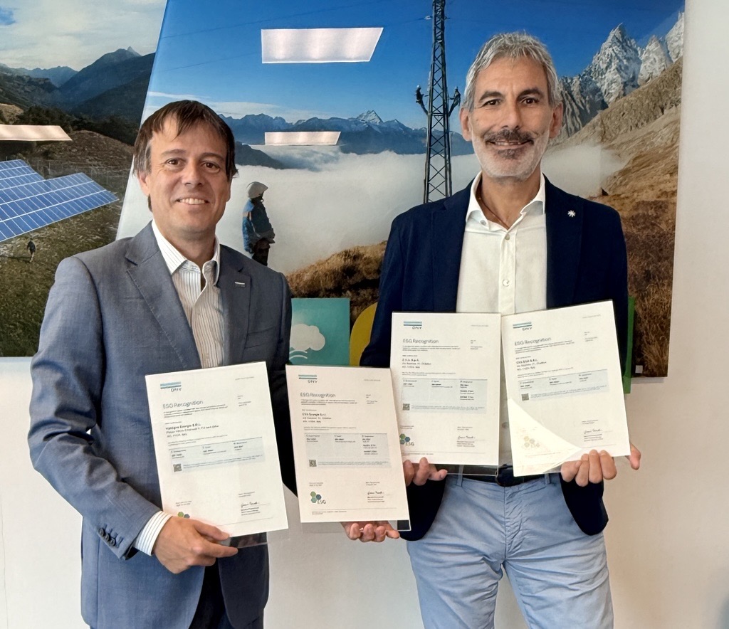 Massimo Alvaro consegna 4 ESG Recognition a Enrico De Girolamo, Direttore Generale di CVA S.p.A