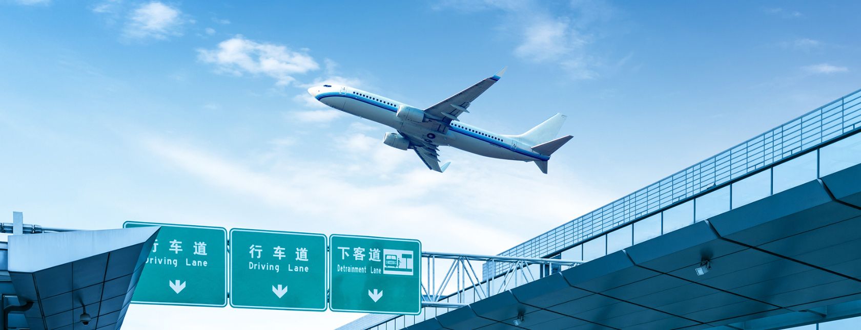 Aereo di linea passeggeri in volo