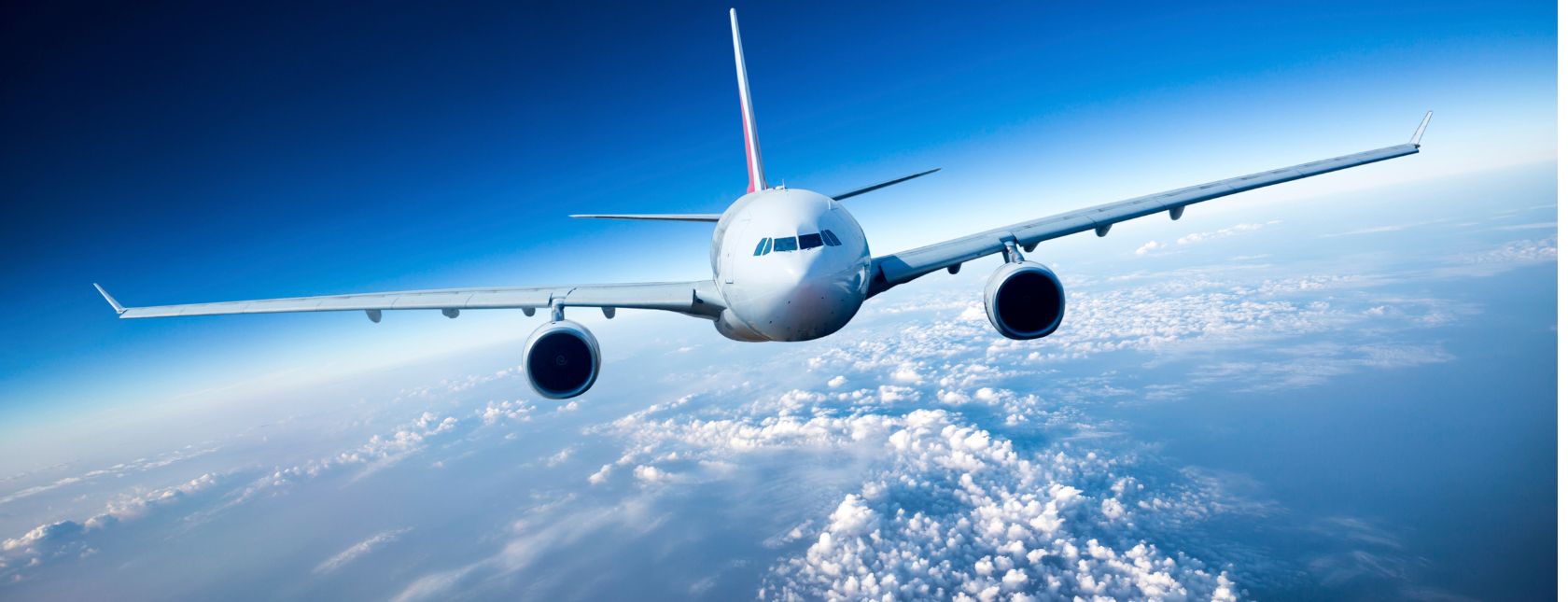 Aereo di linea in volo nel cielo