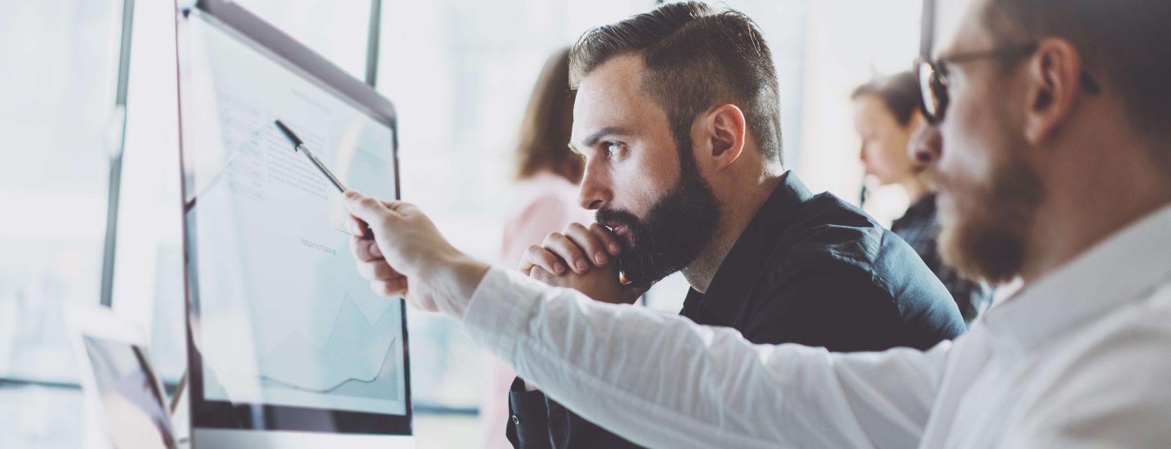 Responsabile finanziario che mostra la schermata dei report