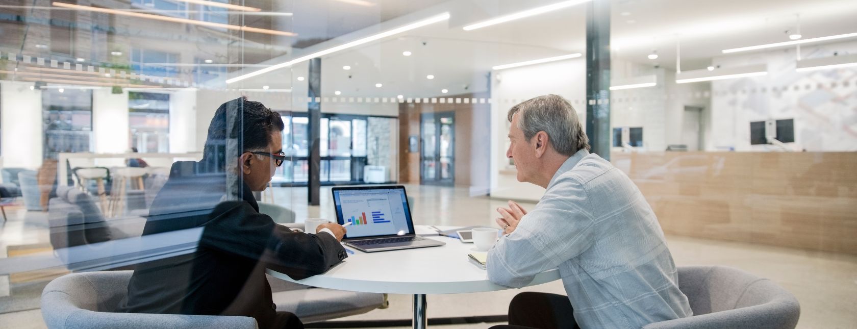 Incontro con il cliente in un ufficio moderno