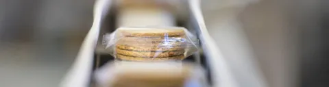 Confezionamento di biscotti su nastro trasportatore