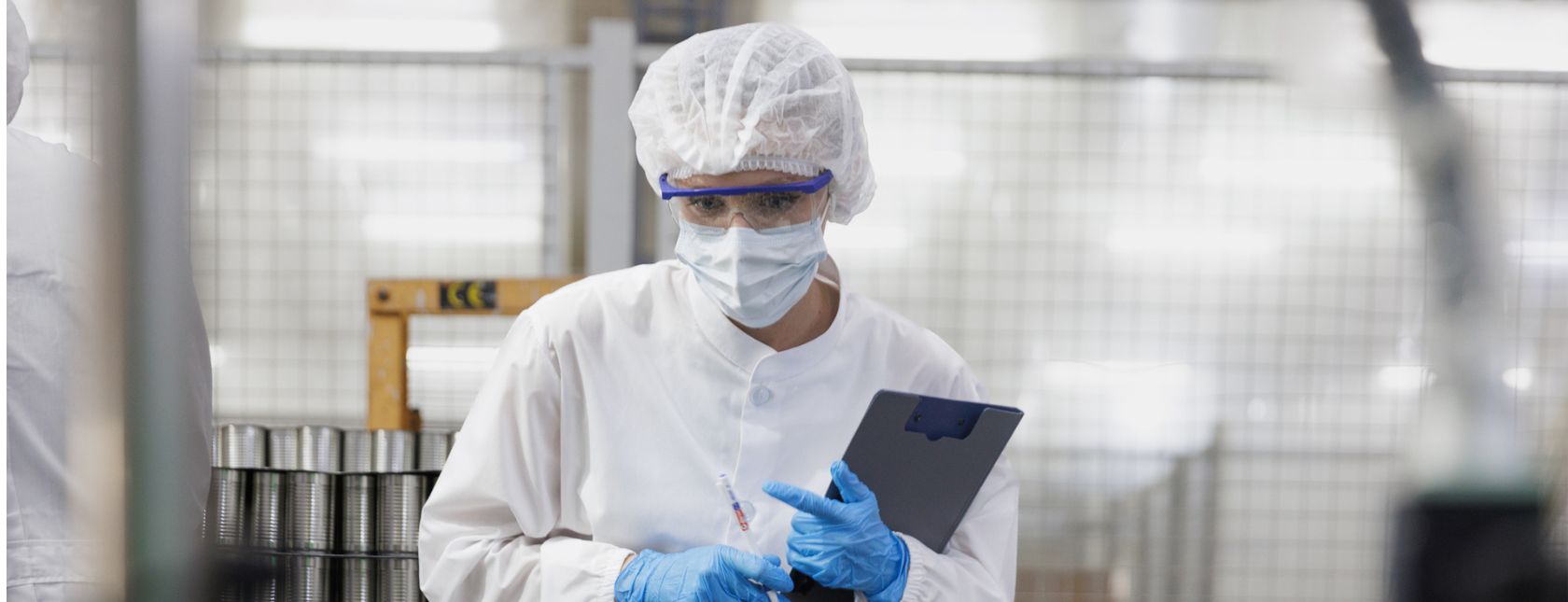 Ispezione della linea di produzione in uno stabilimento di trasformazione alimentare