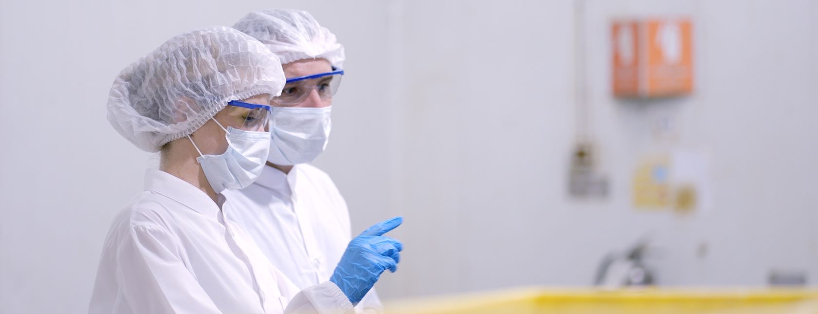 Operatore di produzione con uniforme sterile