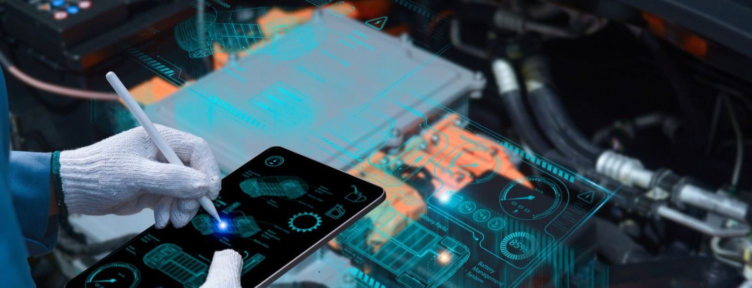 Meccanico al lavoro con un tablet