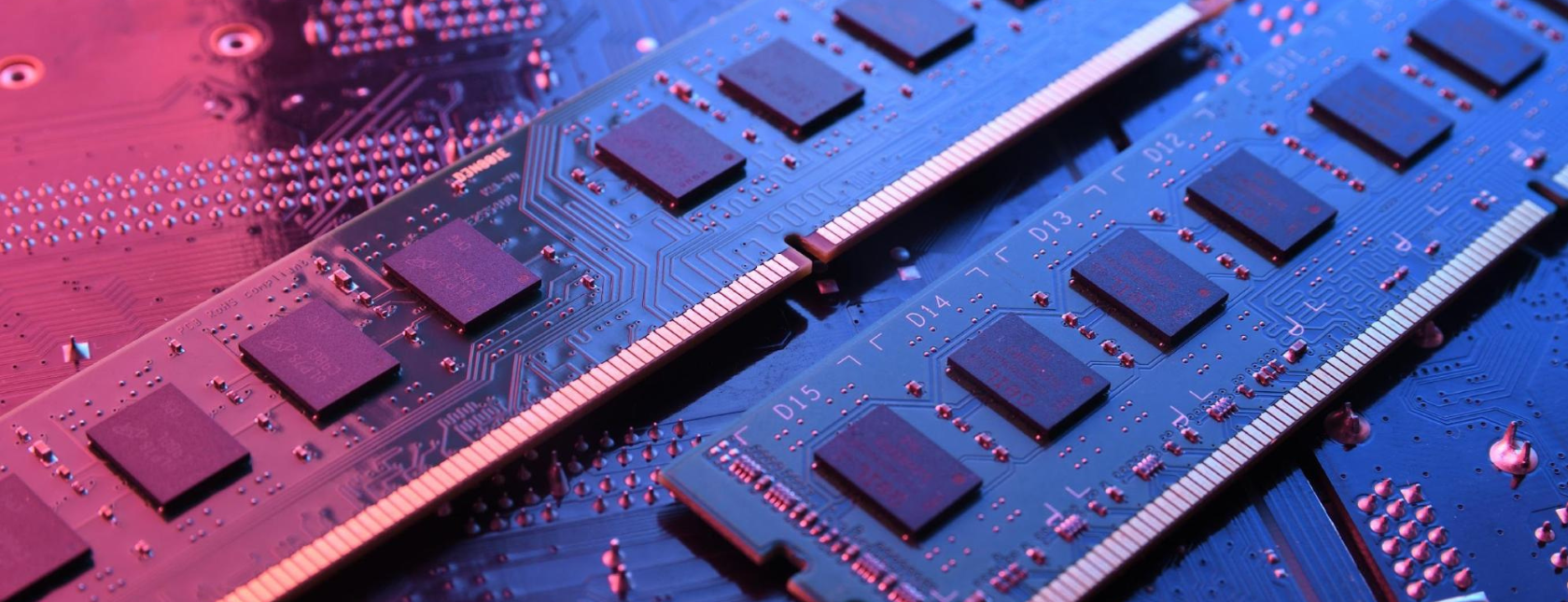 Memoria RAM del computer sullo sfondo della scheda madre