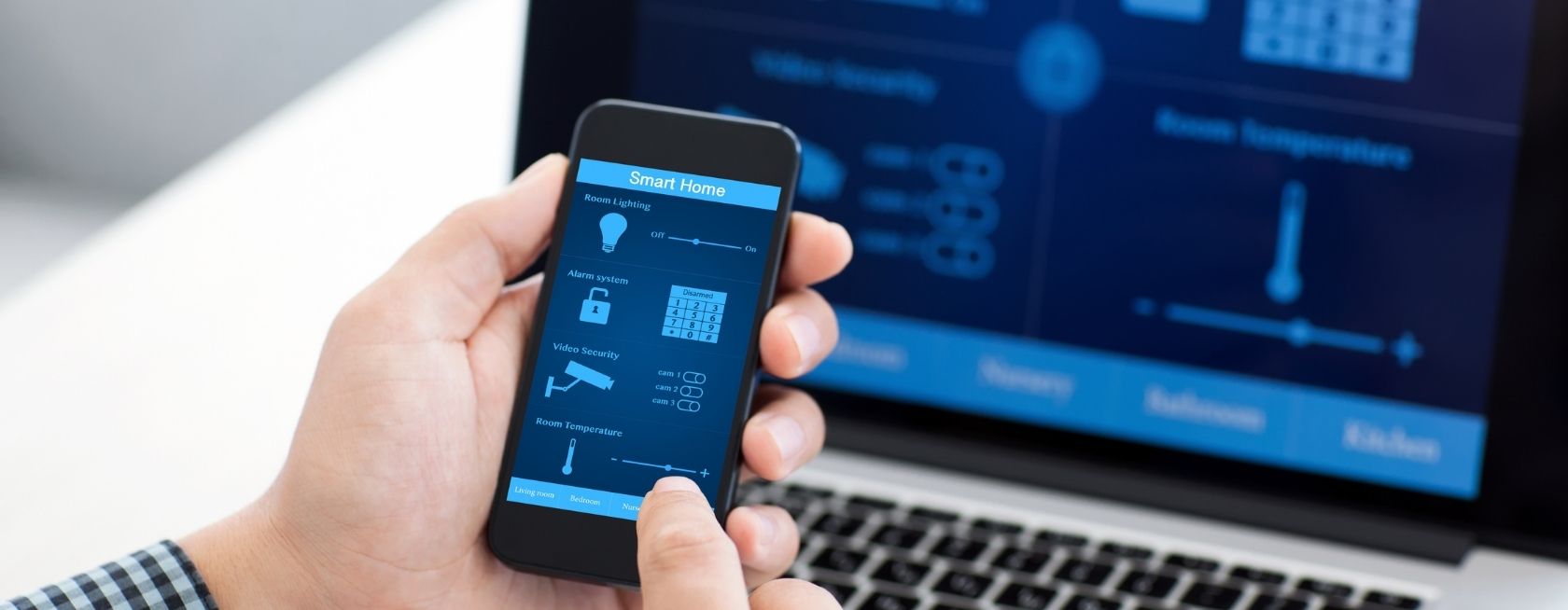 Uomo che tiene in mano uno smartphone sulla schermata home