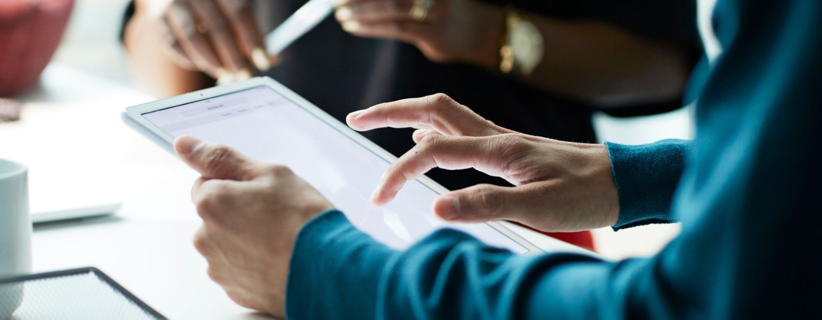 Business men che lavorano in un moderno ufficio di alto livello