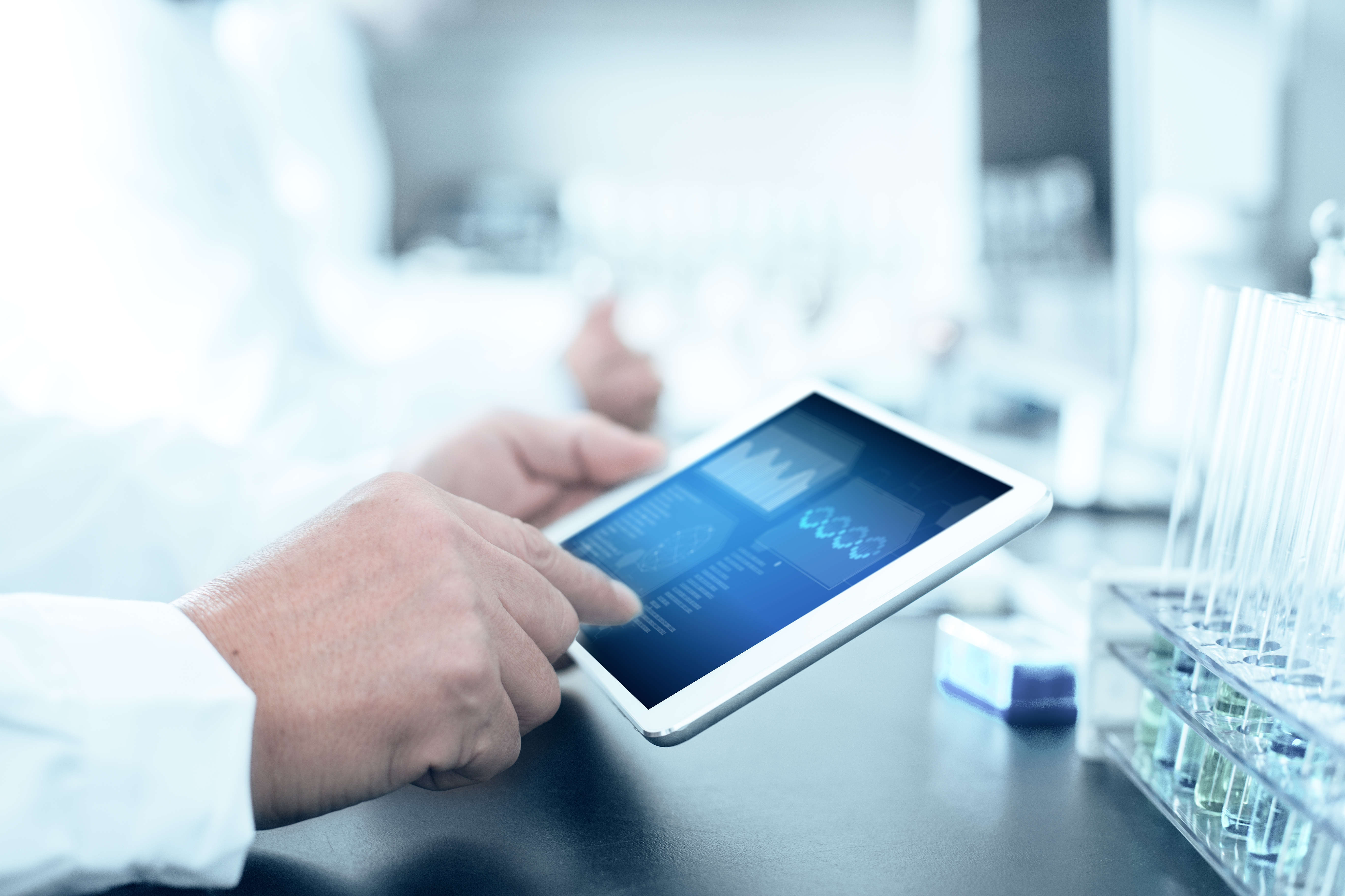 Analisi in un laboratorio chimico con tablet