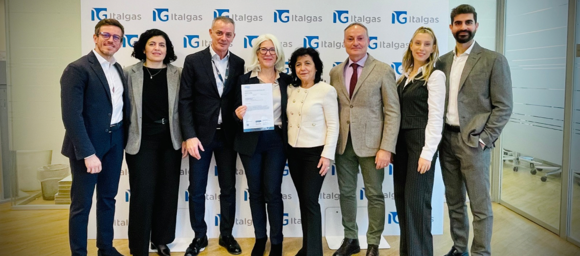 Sales consegnano certificato ISO 37301 a Italgas