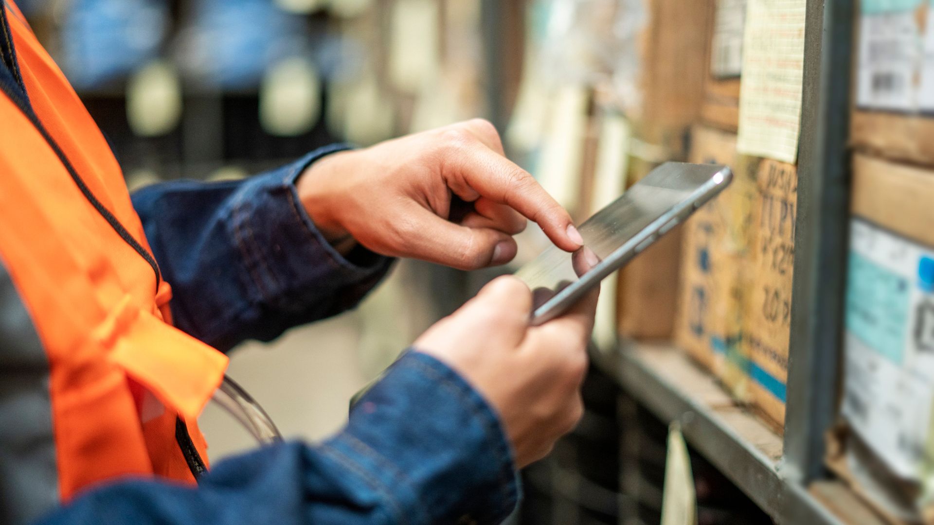 un lavoratore utilizza un tablet digitale nel magazzino