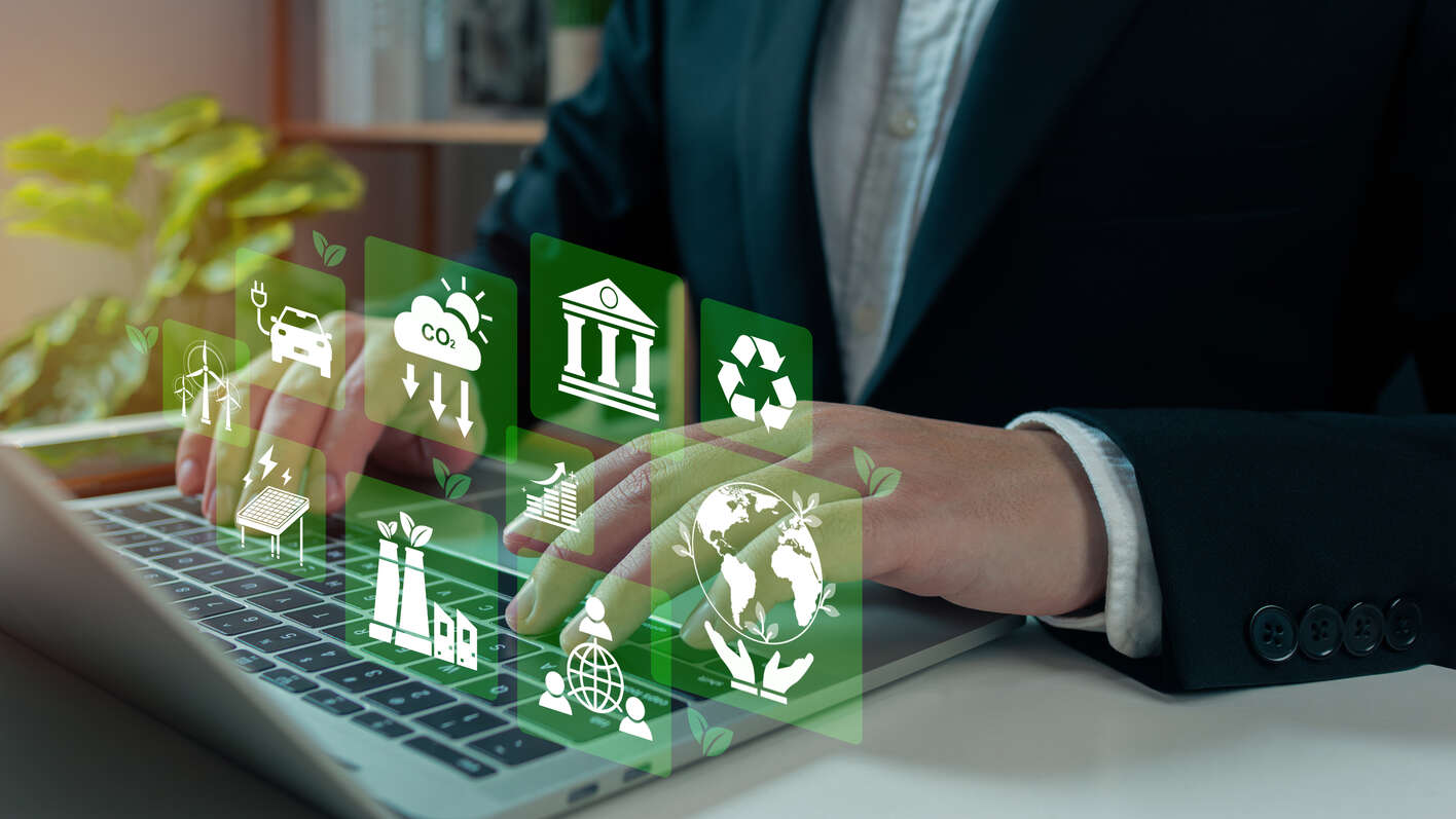 Uomo d'affari analizza indicatori ESG e sostenibilità ambientale per lo sviluppo sostenibile