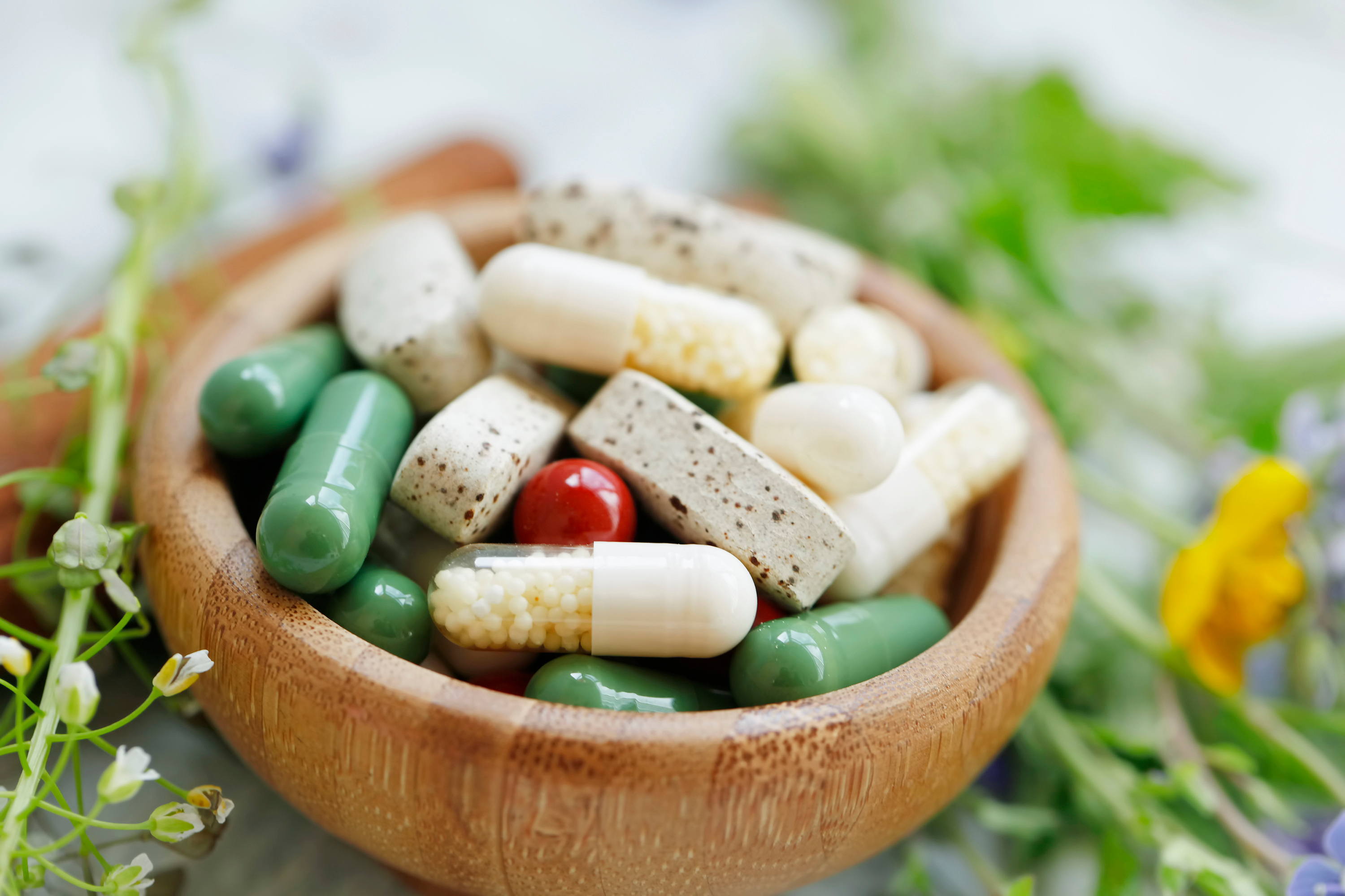 Capsule di integratori naturali con erbe e piante medicinali