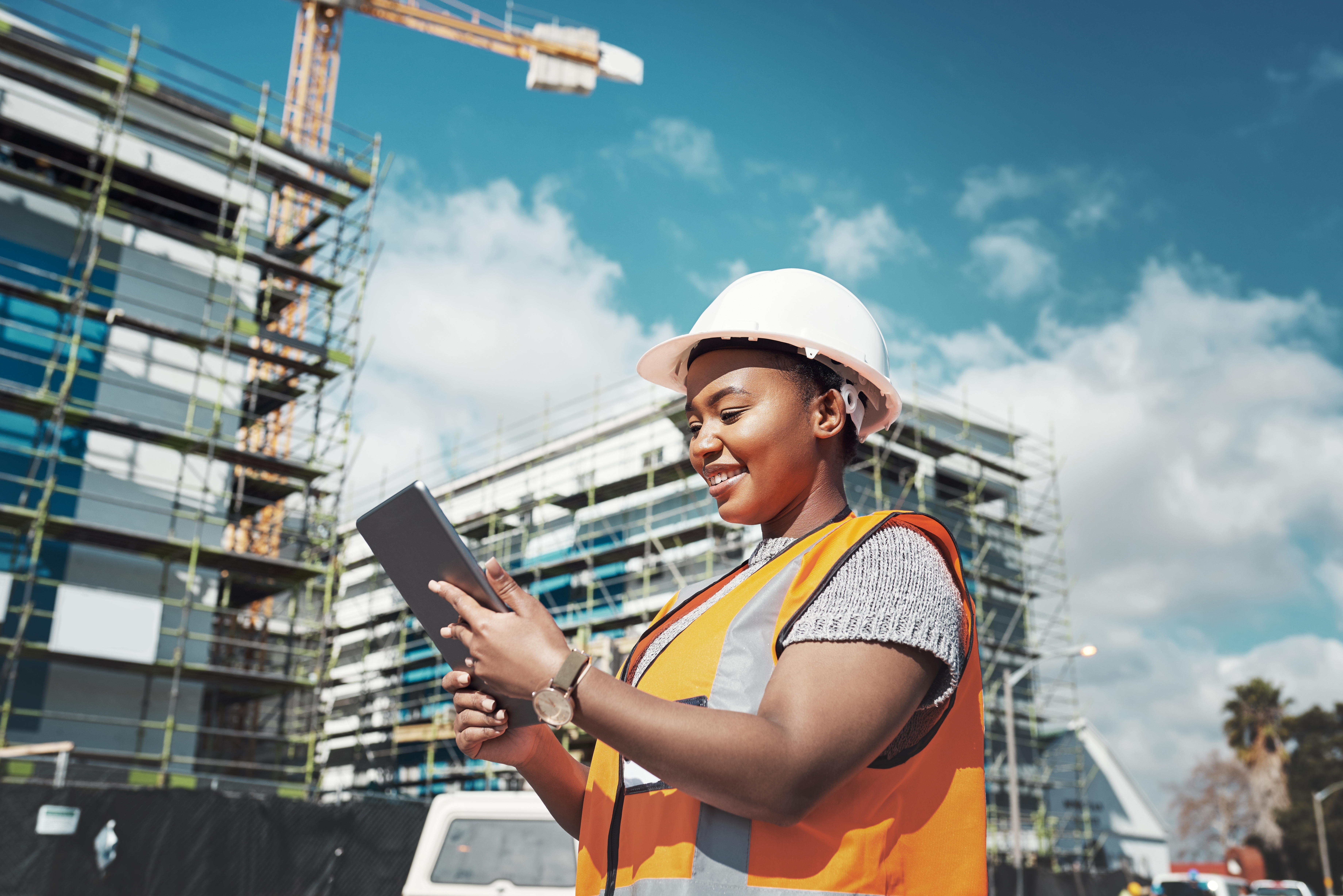 professionista utilizza tablet per monitorare i lavori in un cantiere edile