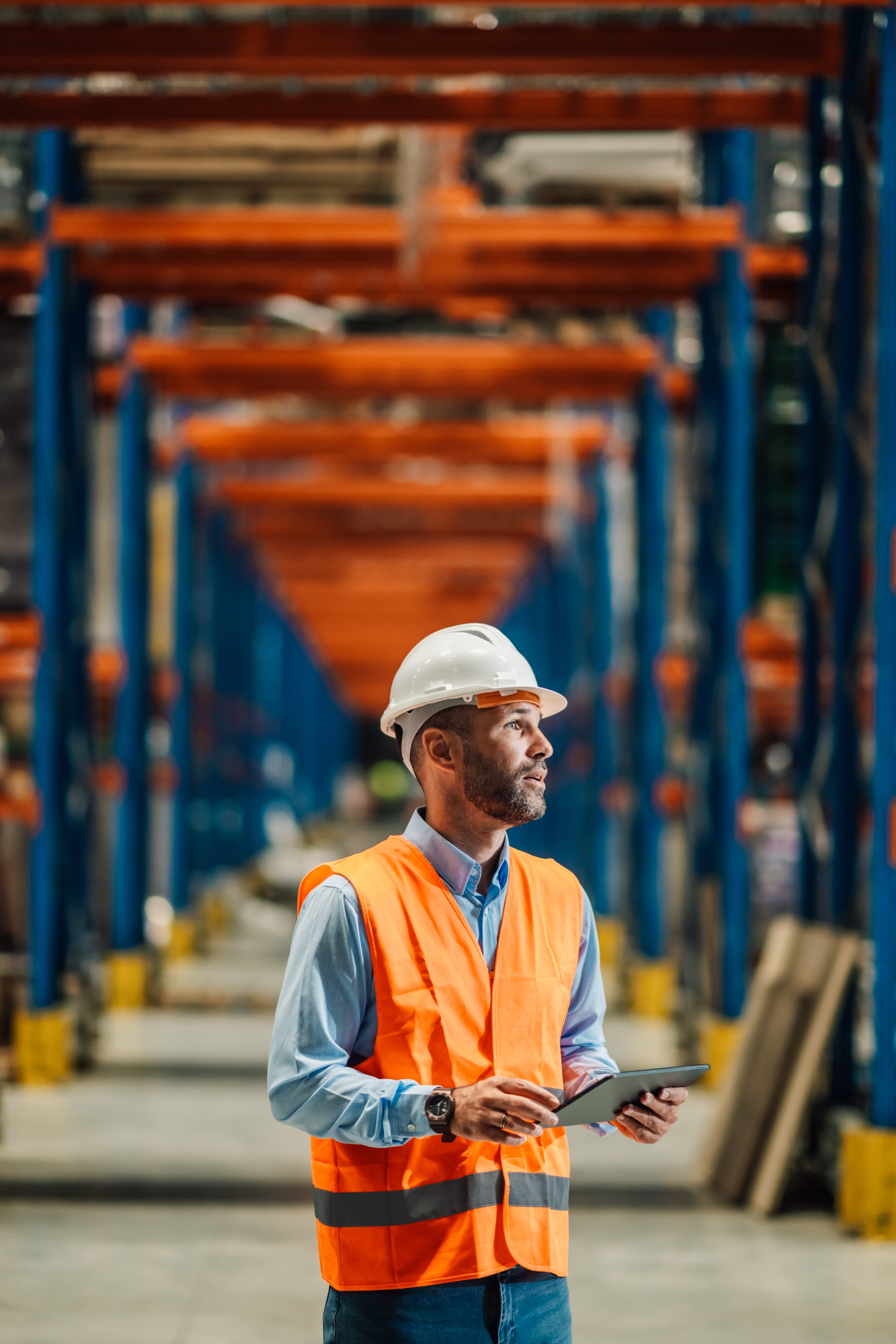 Auditor ispeziona sito industriale