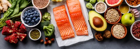 alimenti vari su un tavolo con salmone