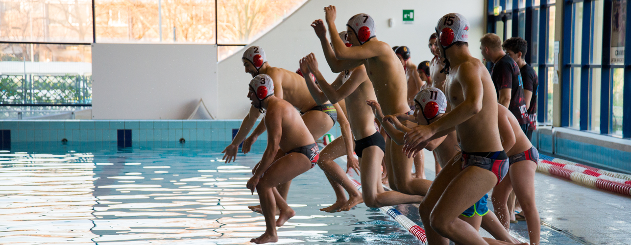 ragazzi che si tuffano in piscina