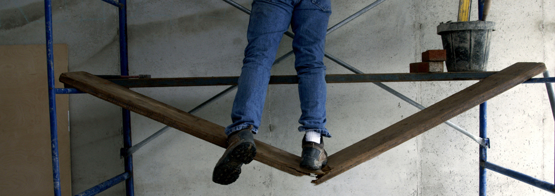 operaio che su asse che si rompe