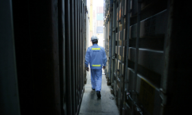 Dimostra la conformità ai requisiti per la sicurezza della navigazione mercantile.