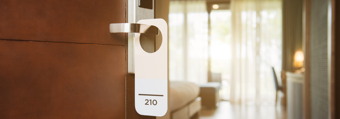 camera hotel vista da porta aperta